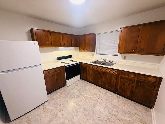 Building Photo - 1 Bedroom, 1 Bath Apartment