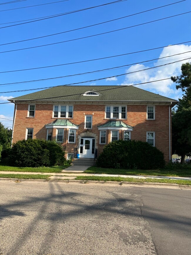 Building Photo - 833 Midland St