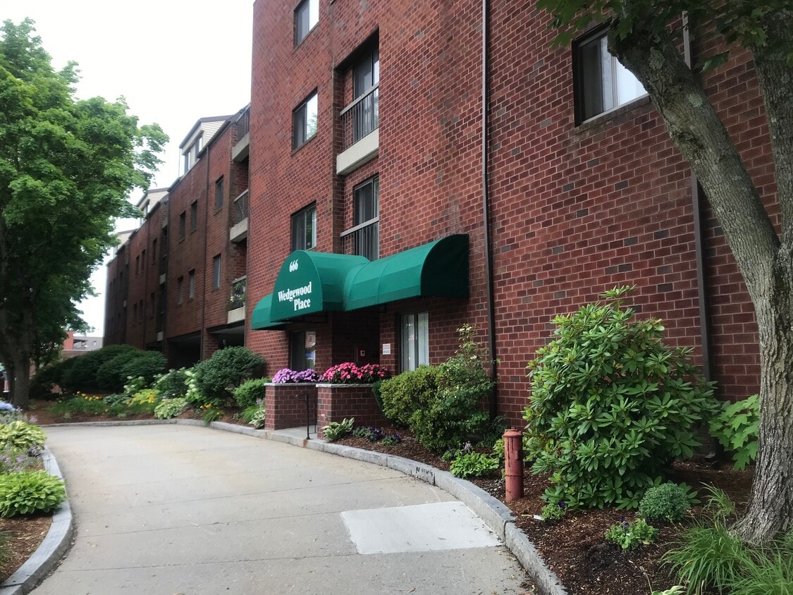 666 Main St Unit 403, Winchester, MA 01890 Condo for Rent in