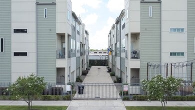 Building Photo - 951 W 17th St