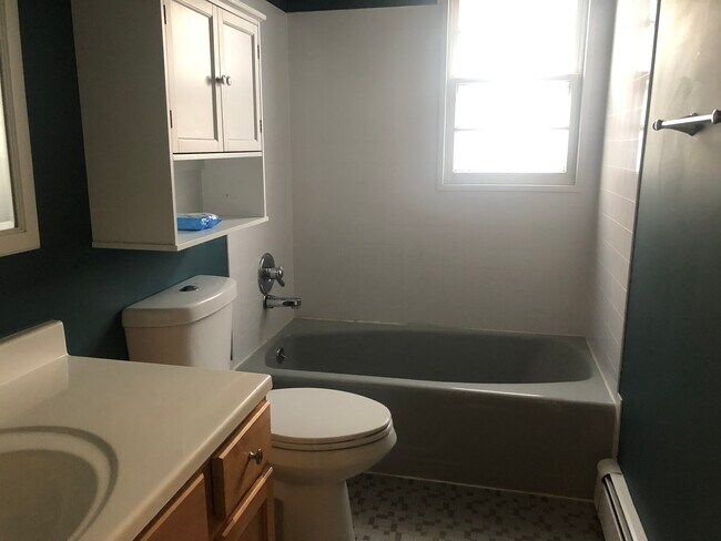 One bathroom - 12 Felix Plz