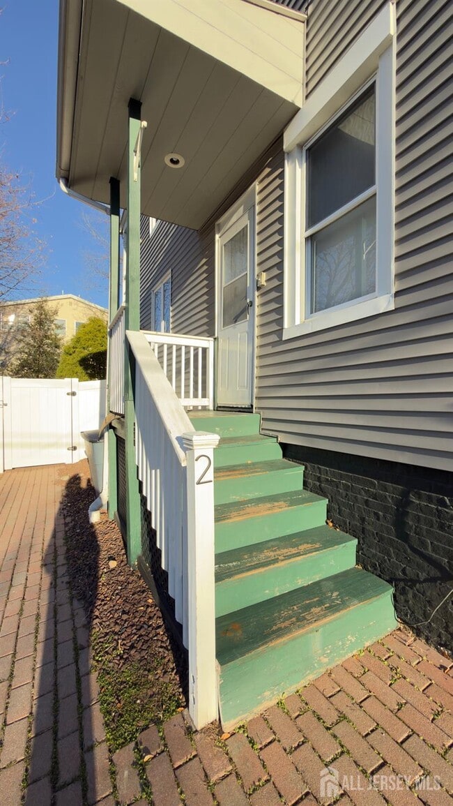 Building Photo - 55 Suydam St