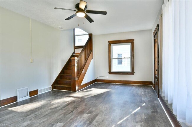 Foto del edificio - 781 Oak Knoll Ave SE