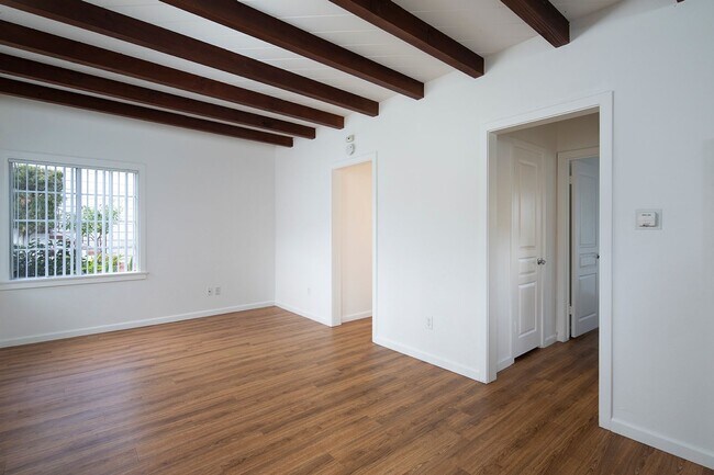Building Photo - 1 Bed/1 Bath Charming Cottage Style Apartm...