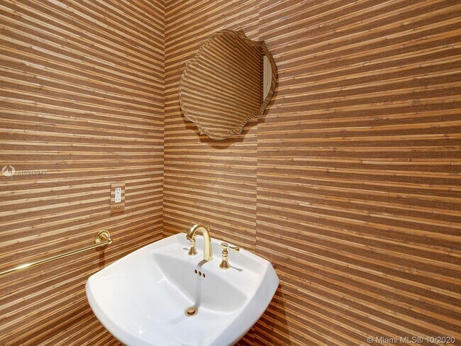 Foto del edificio - 789 Crandon Blvd