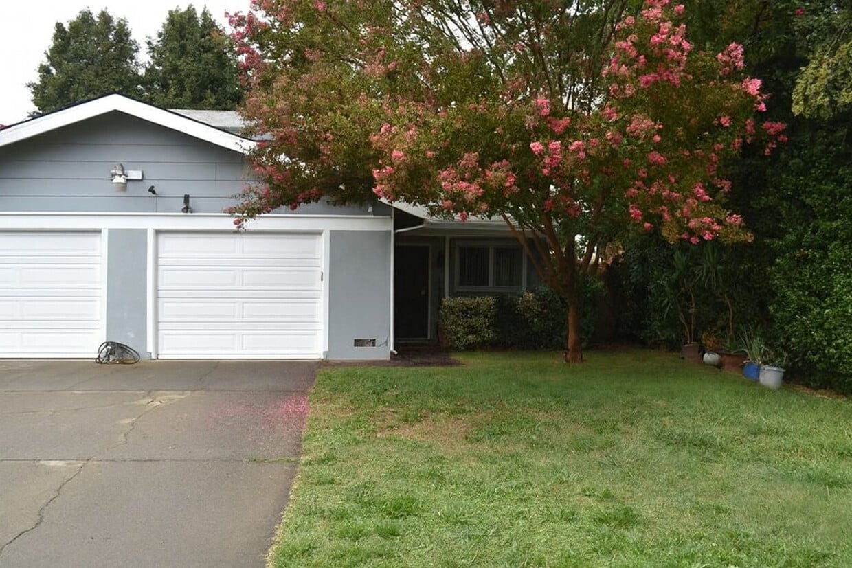 Primary Photo - 2627 Capitales Dr