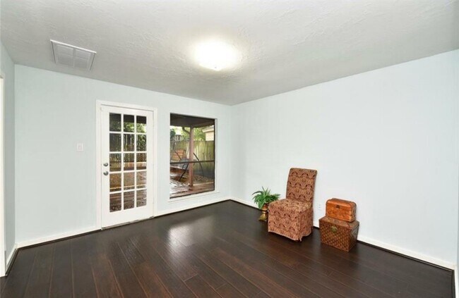 Building Photo - 9115 Woodleigh Dr