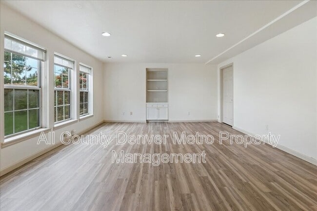 Foto del edificio - 10010 Irving St