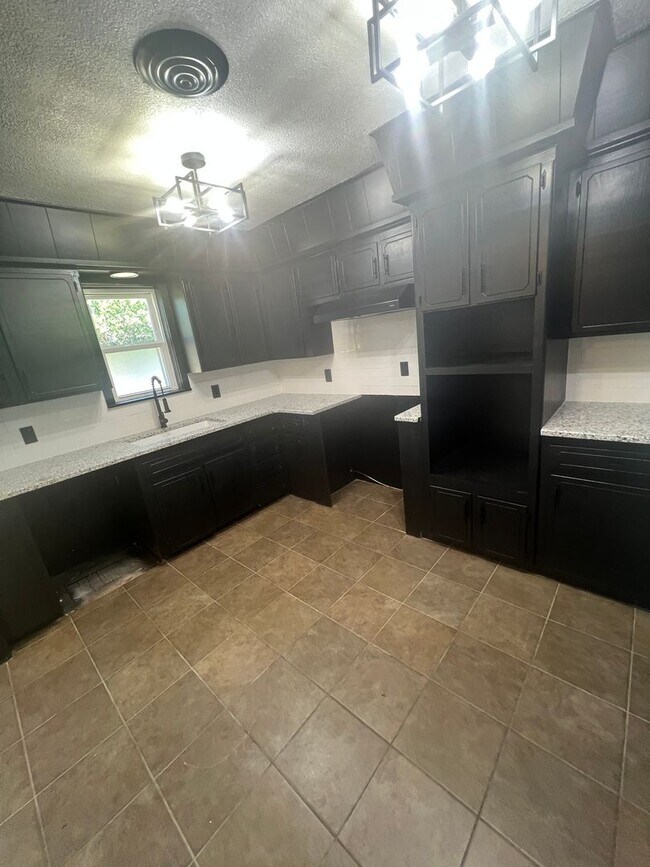 Foto del edificio - 4 Bed 3 bath remodeled home