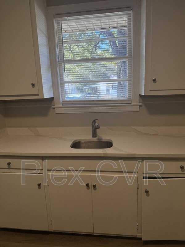 Foto del edificio - 3025 Drake St