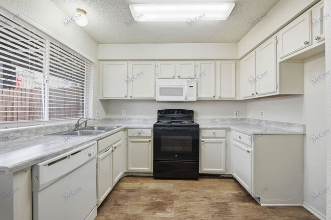 Building Photo - 800 Bluebonnet Dr