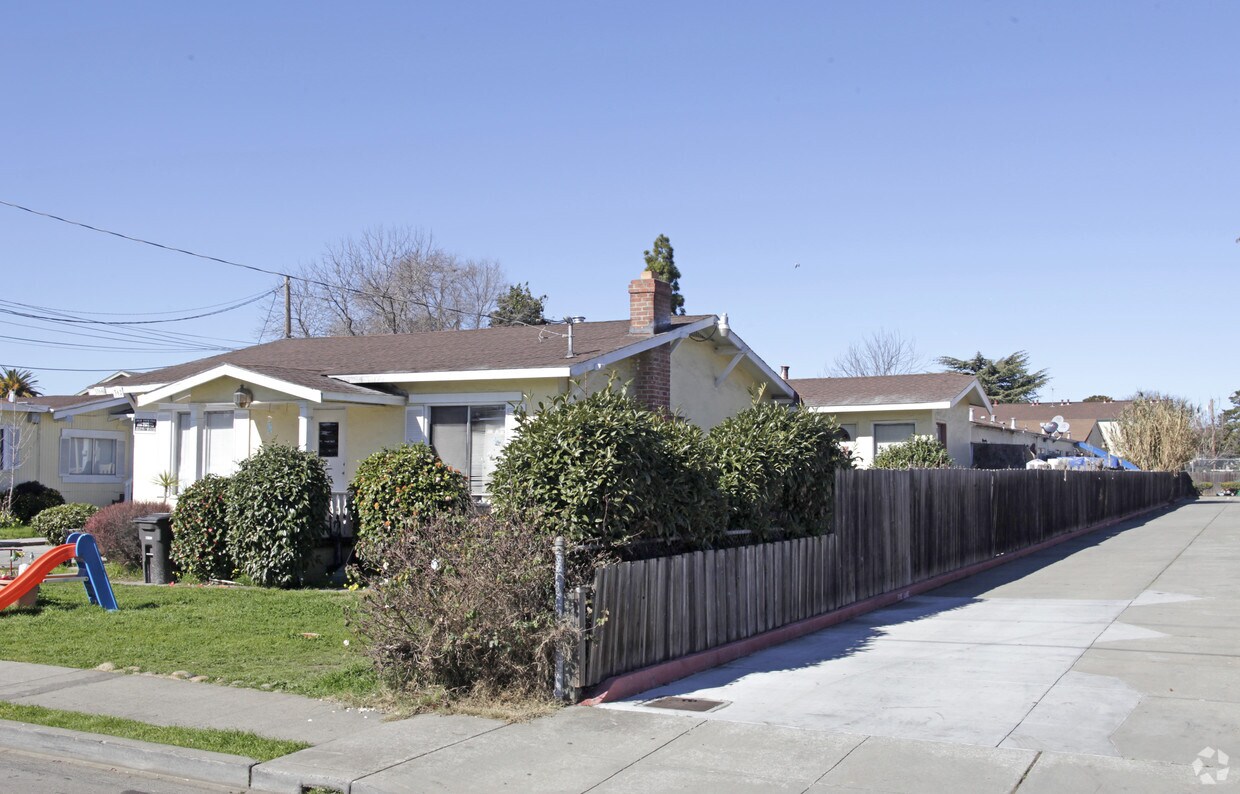 Building Photo - 362-364 Smalley Ave