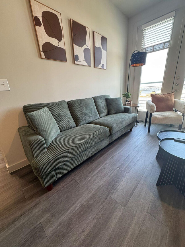 Foto del edificio - 5820 1/2 Cameron Road-SI FL4-ID1303396P