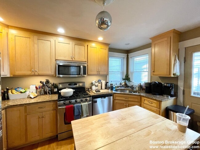 Building Photo - Awesome Student 4 Bed Apartment