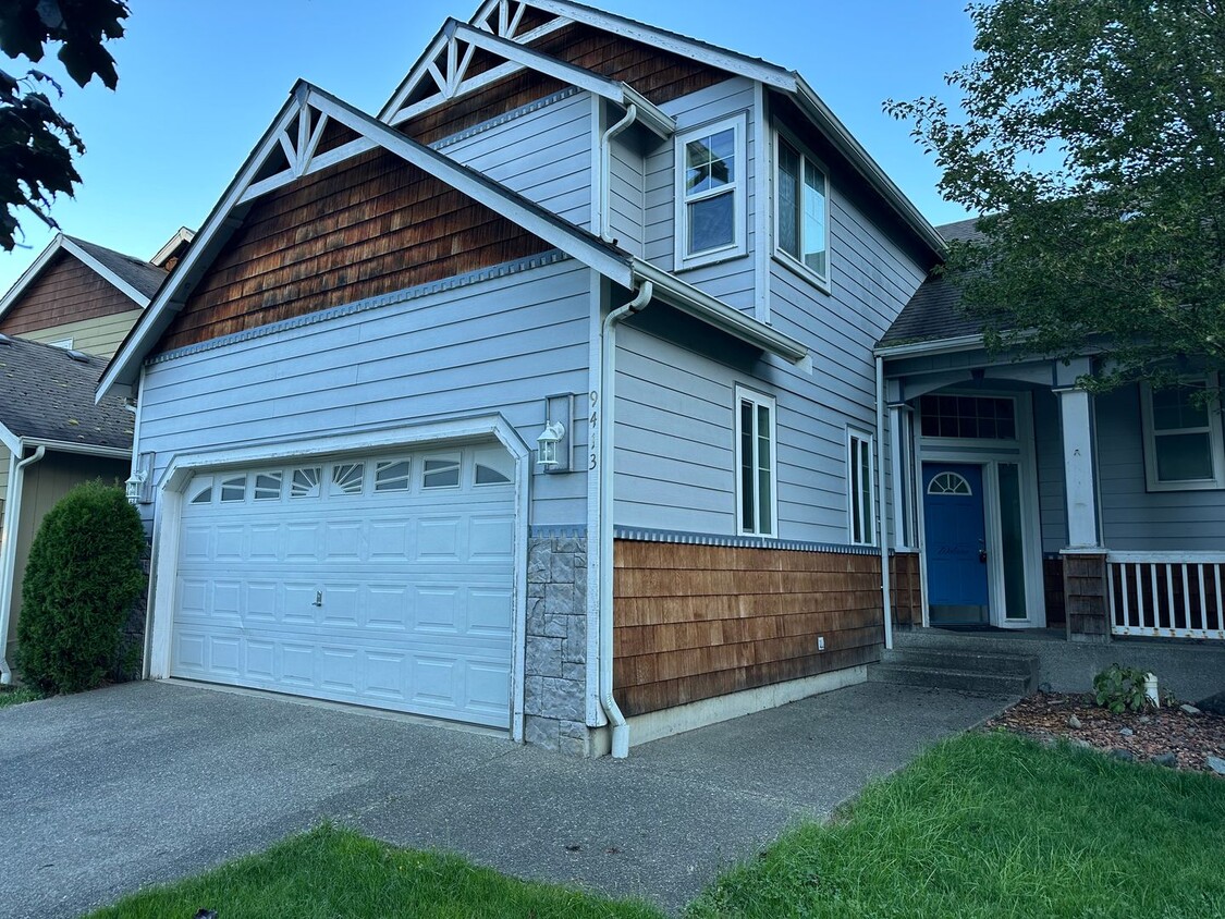 Foto principal - Large 4 bedroom home in Hillsboro Puyallup!!!