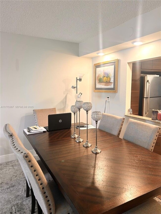 Foto del edificio - 361 S Hollybrook Dr