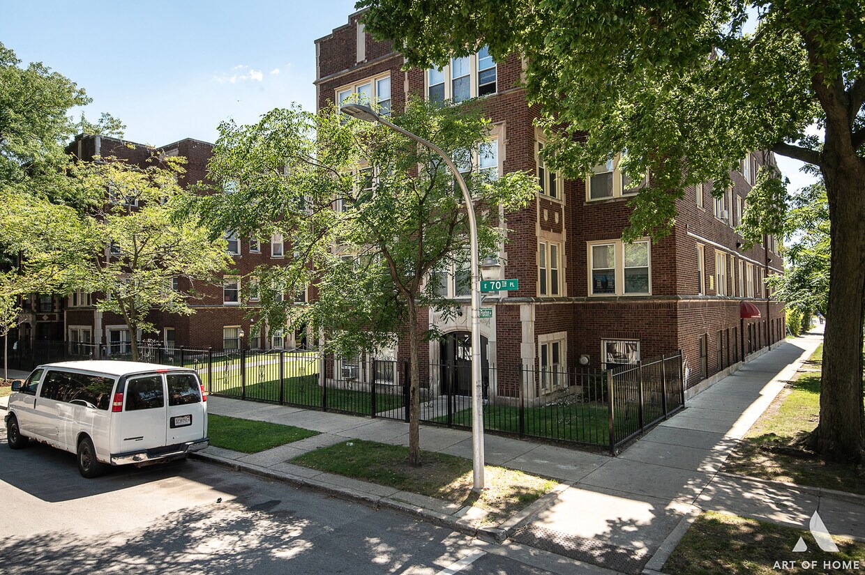 Foto principal - 2203 E 70th Pl