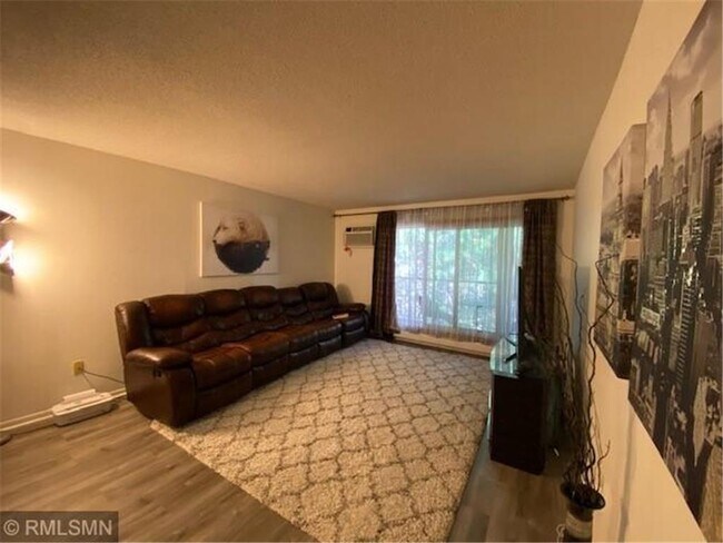 Foto del edificio - 1700 Four Oaks Rd