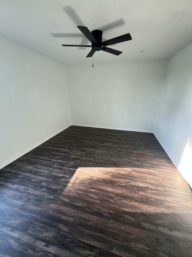 Photo - 2 MONTHS FREE- LAMINATED FLOOR 2/2 CONDO! ...