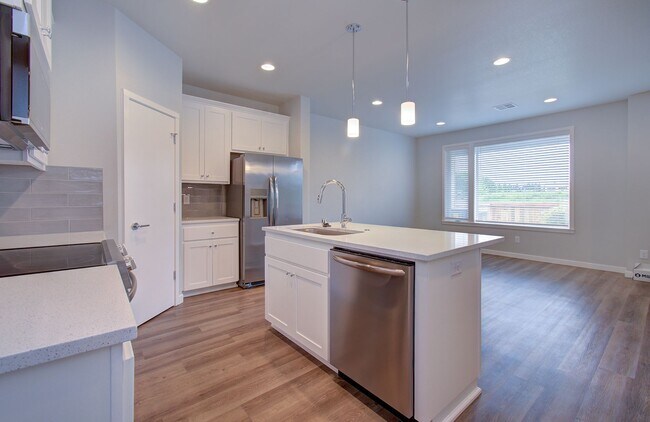 Building Photo - Beautiful Townhouse with Easy Access to Ev...