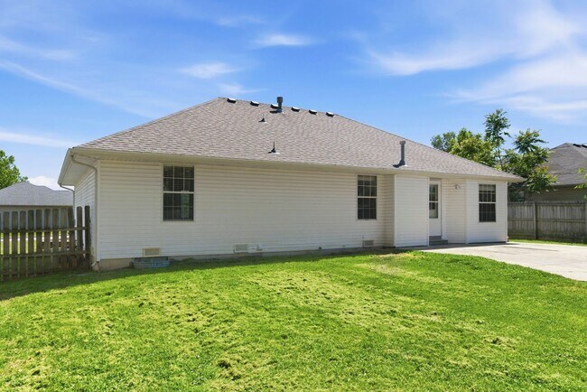Foto del edificio - Nixa 3 bed 2 bath 2 car garage home!