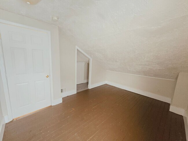 Foto del edificio - Spacious Three Bedroom Home