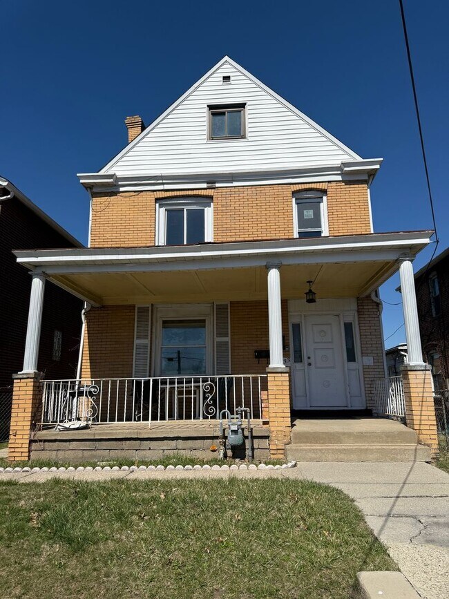 Building Photo - 133 E 20th Ave