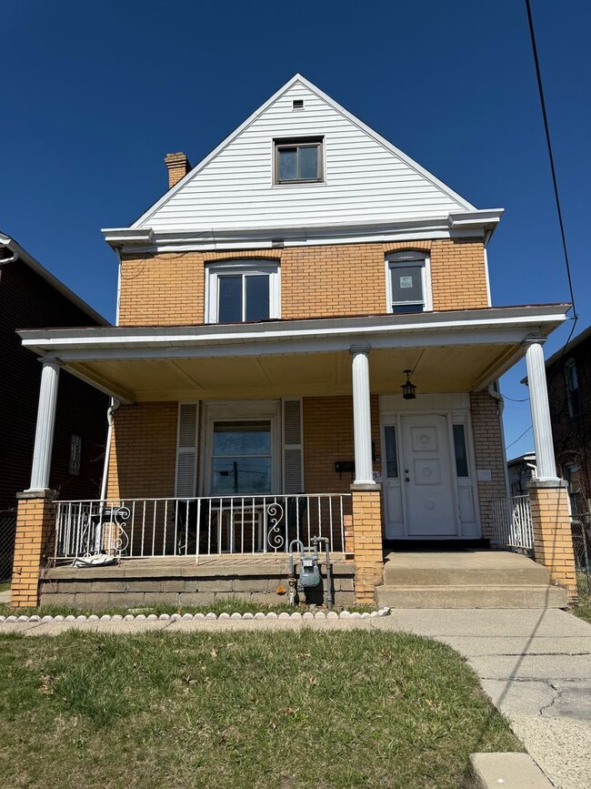 Building Photo - 133 E 20th Ave
