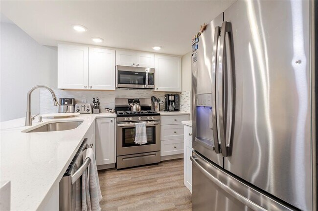 Foto del edificio - 6915 10 Oaks Cir