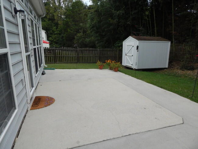 Building Photo - Nice home near outlet mall