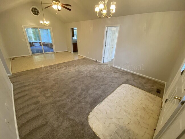 Foto del edificio - 211 Cedar Ridge Dr