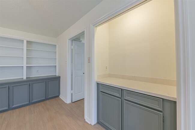 Foto del edificio - 1230 Forest Home Dr