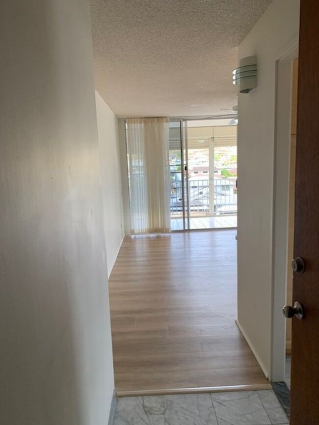 Foto del edificio - Lilikoi Building (Salt Lake) 1 bedroom, 1 bath Condo with 1 parking - Avail now!