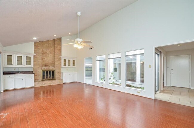 Foto del edificio - 15815 Boulder Oaks Dr