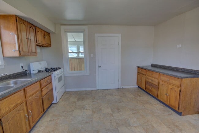 Building Photo - 2 bed home