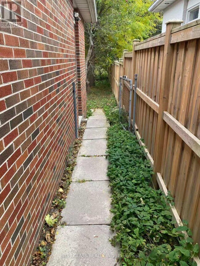 Building Photo - 65 Drakefield Rd