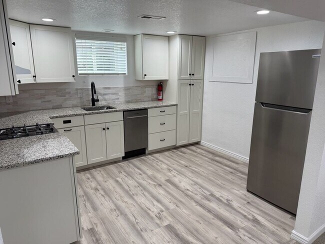 Foto del edificio - Wonderful updated basement apartment - Available NOW!