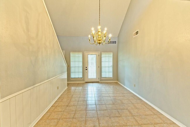 Building Photo - 4337 Country Club Dr