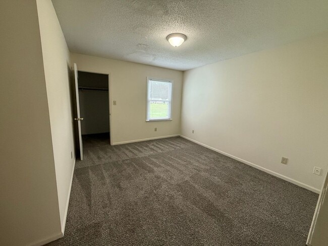 Building Photo - Nice 2 bedroom, 1 bath duplex