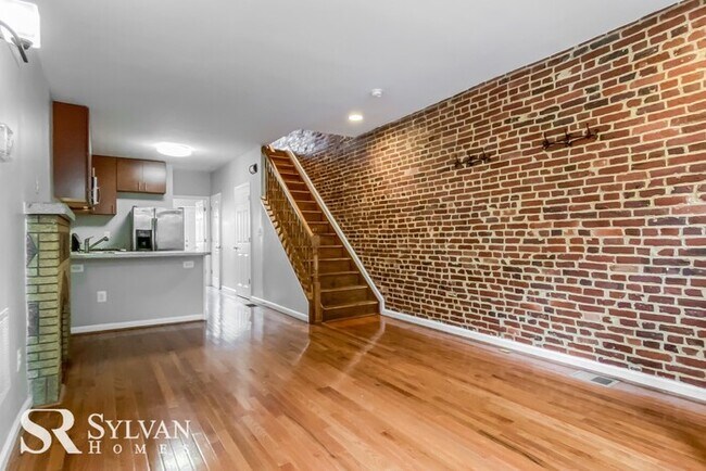 Building Photo - This beautiful 3 BR 2 BA home is perfect f...