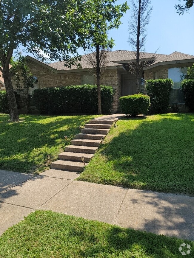 Building Photo - 1710 Straus Rd