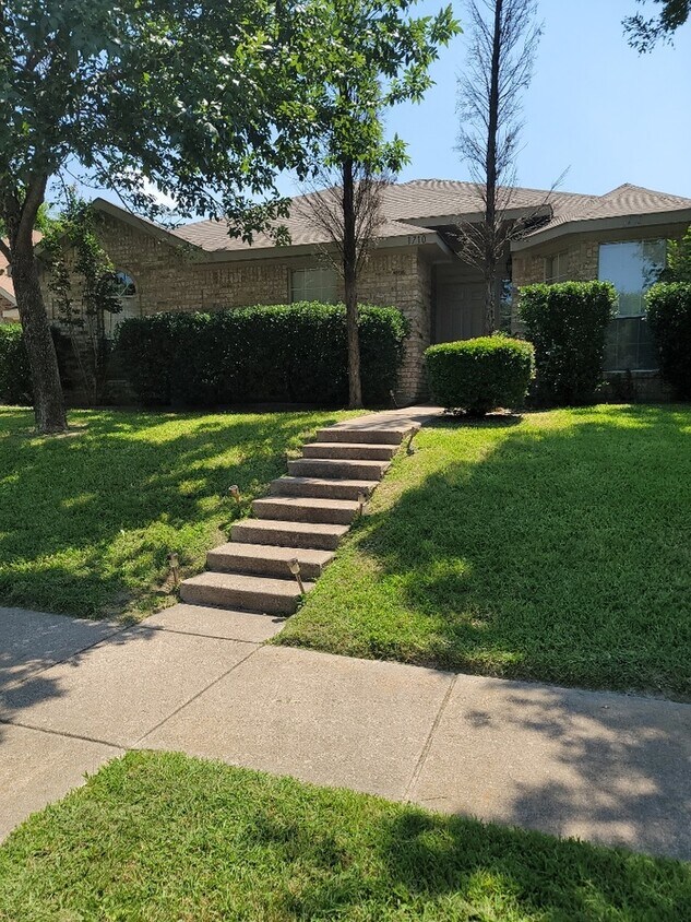Primary Photo - MOVE IN SPECIAL!!!! Cedar Hill home featur...
