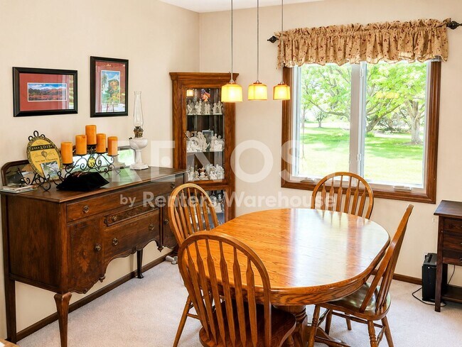 Building Photo - Available Now | 2BR End Unit in the Heart of Eagan - $2,095