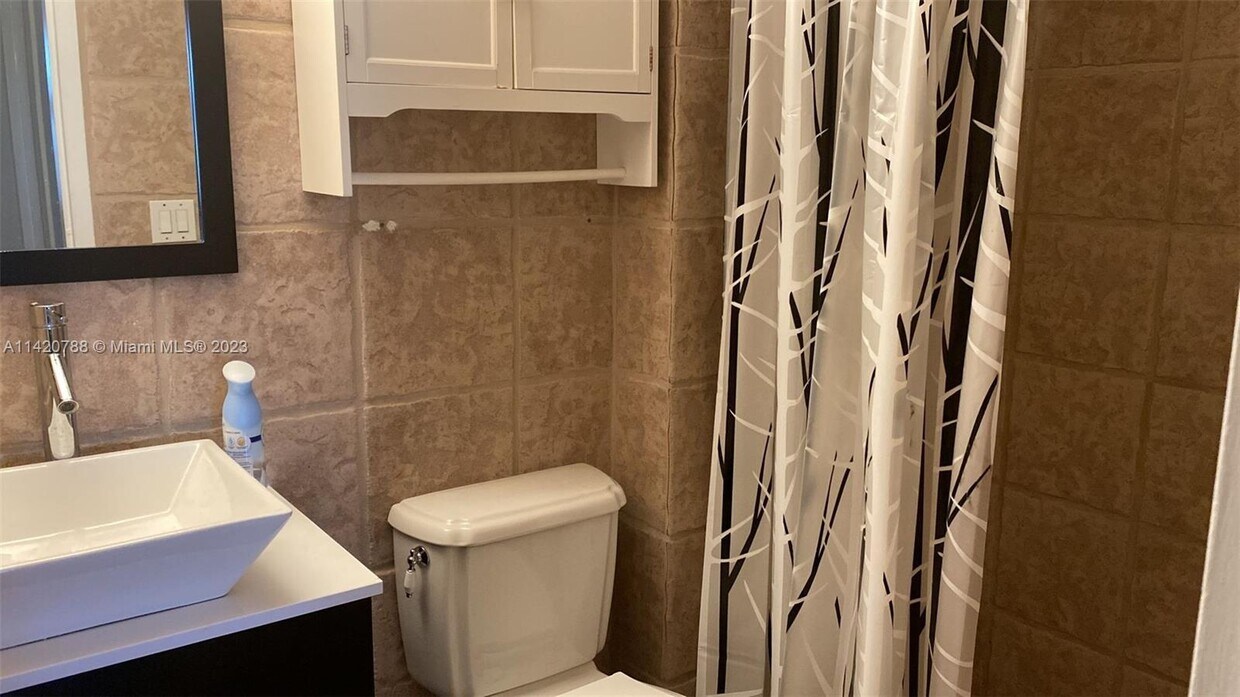 Foto del edificio - 3375 N Country Club Dr