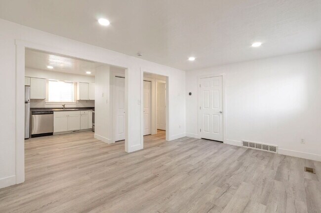 Foto del edificio - North Salt Lake 2 BD 1 BA - $500 Amazon Gift Card!! - $500.00 Security Deposit OAC -Brookside Lof...
