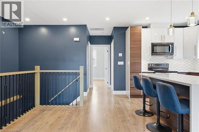 Building Photo - 58 Rosslyn Ave N