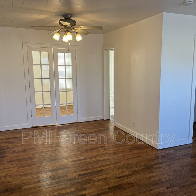 Building Photo - 1510 W 49th St