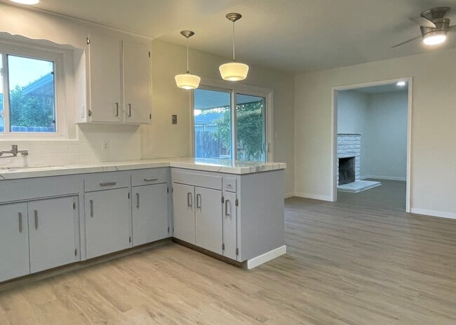 Kitchen - 647 W Beverly Dr