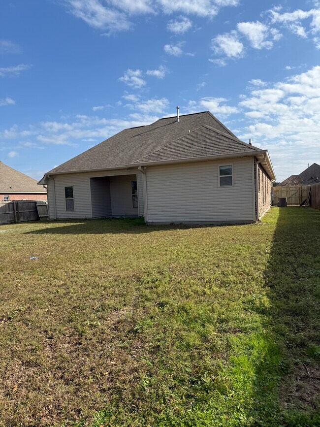 Foto del edificio - 42245 Wood Ave