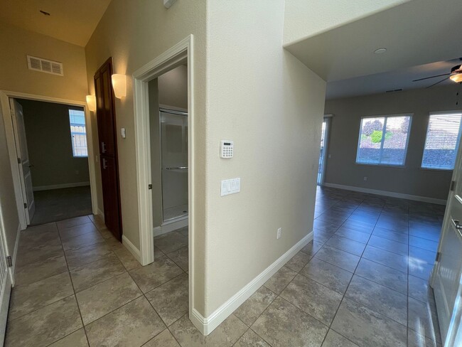Building Photo - Stunning 4-Bedroom, 3-Bath Home – Available Now!